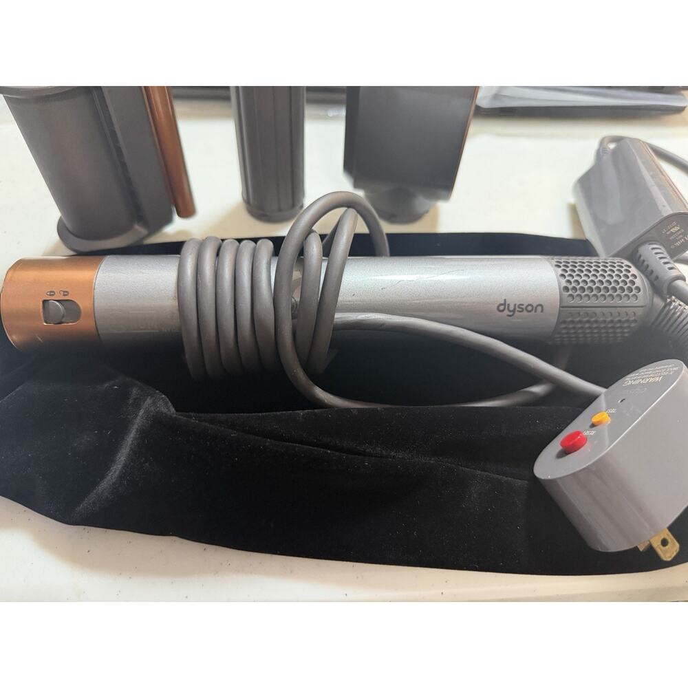Dyson Airwrap Multi-Styler Bundle with 3 Attachments - Picture 2 of 6